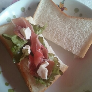 ドイツの白パンでサンドイッチ♪（カマンベール他）